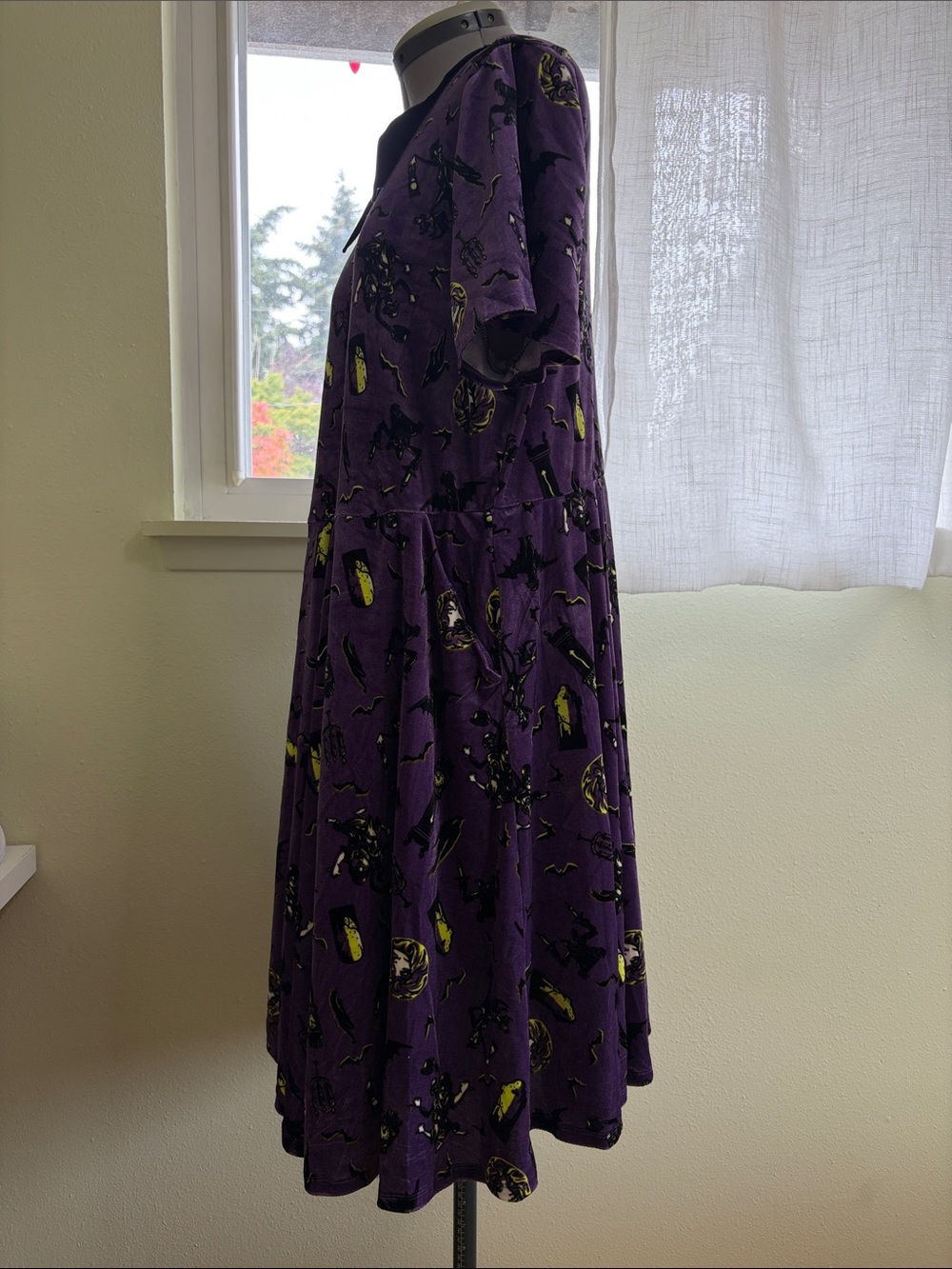 ‼️SOLD‼️ Torrid X Disney Haunted Mansion Velvet Dress - Picture 4 of 14
